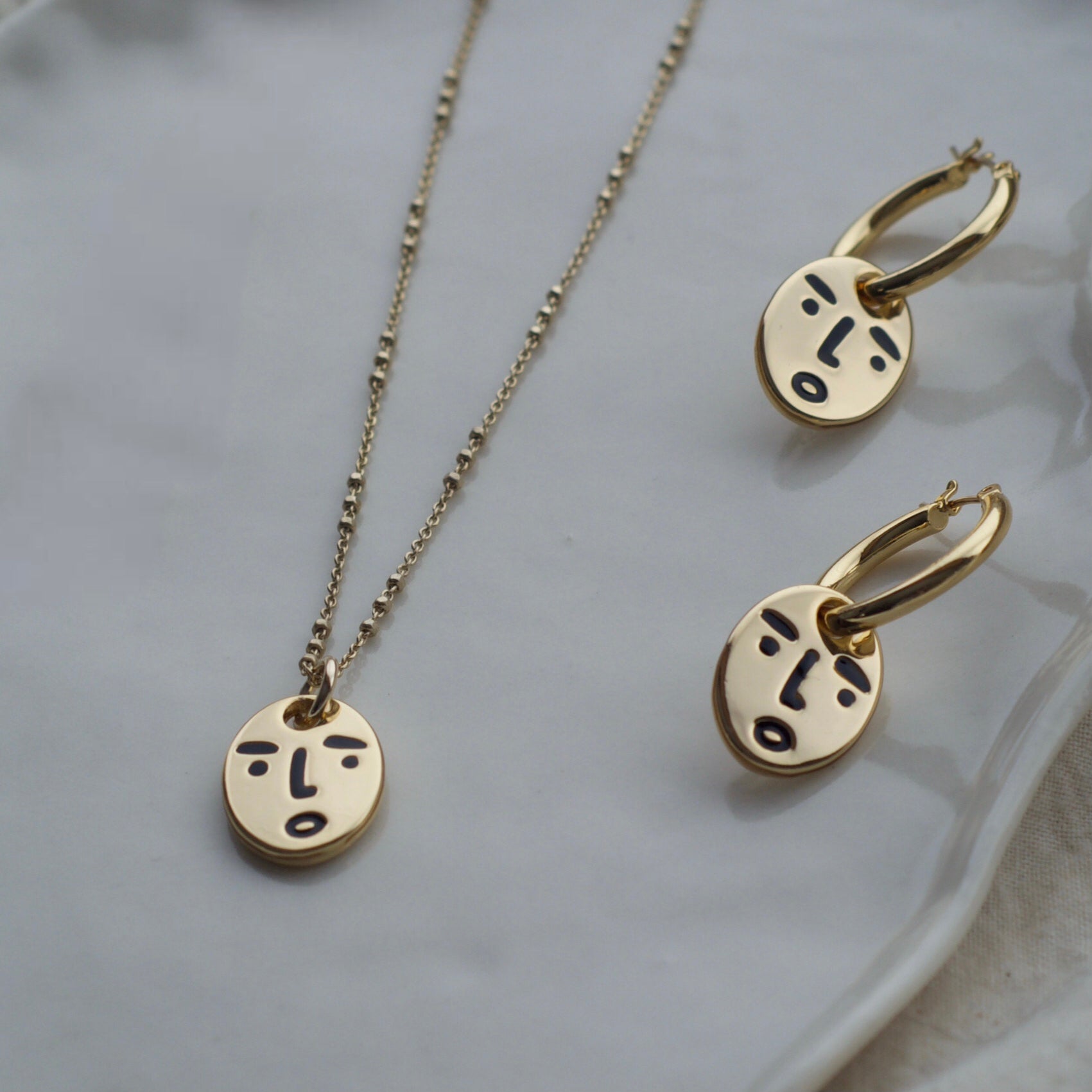 Clueless face necklace