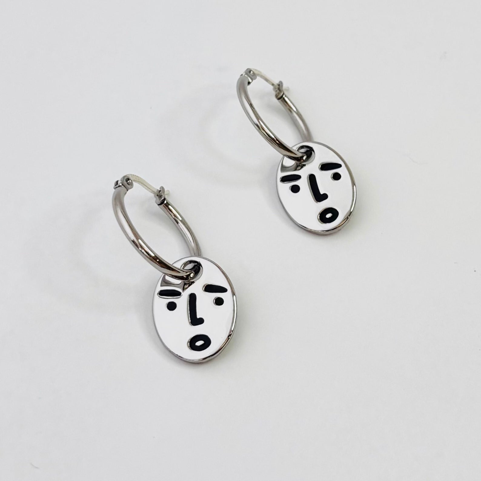 Clueless face hoop earrings
